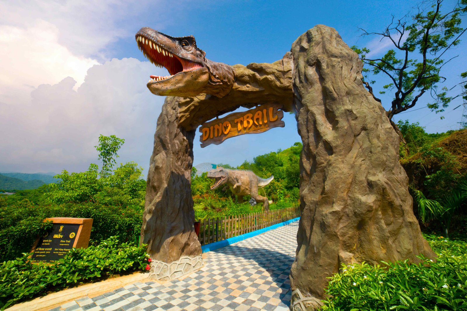 Dino Trail attraction near Statue of Unity